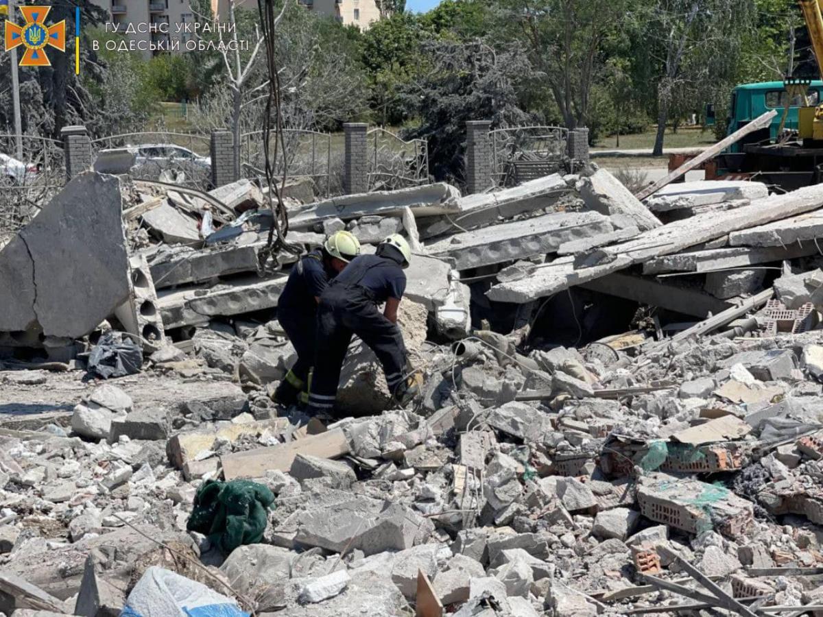 Наслідки ракетного удару по 9-поверхівці в смт Сергіївка на Одещині Наслідки ракетного удару по 9-поверхівці в смт Сергіївка на Одещині