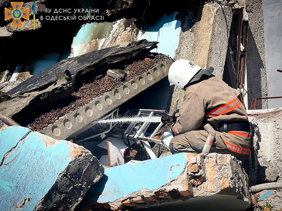 Наслідки ракетного удару по 9-поверхівці в смт Сергіївка на Одещині Наслідки ракетного удару по 9-поверхівці в смт Сергіївка на Одещині