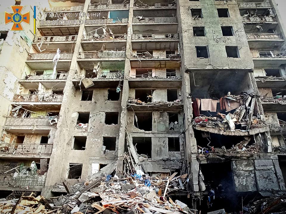 Последствия ракетного удара по 9-этажке в пгт Сергеевка в Одесской области