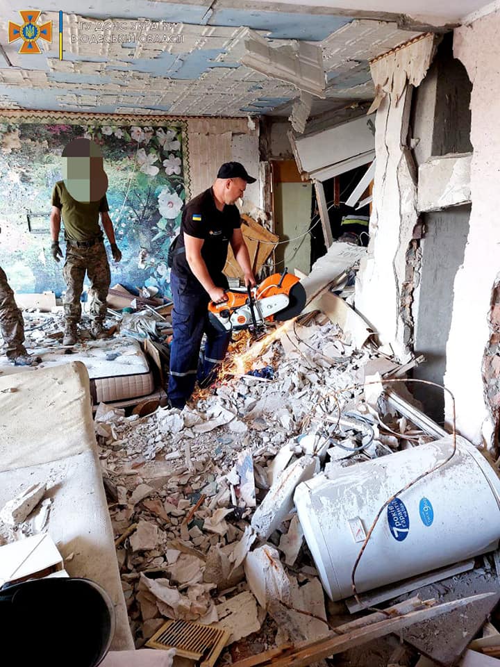 Наслідки ракетного удару по 9-поверхівці в смт Сергіївка на Одещині