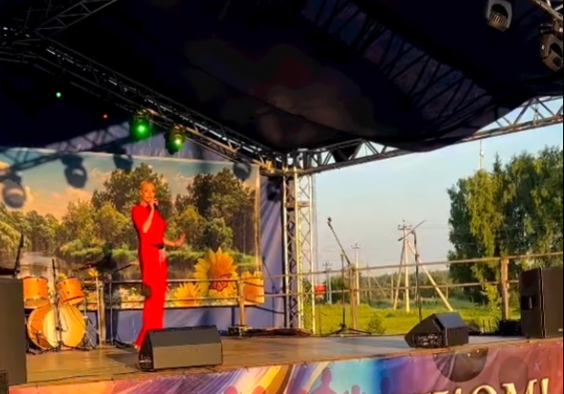 'Жалкое зрелище': певица Волочкова опозорилась, выступая в российской деревне