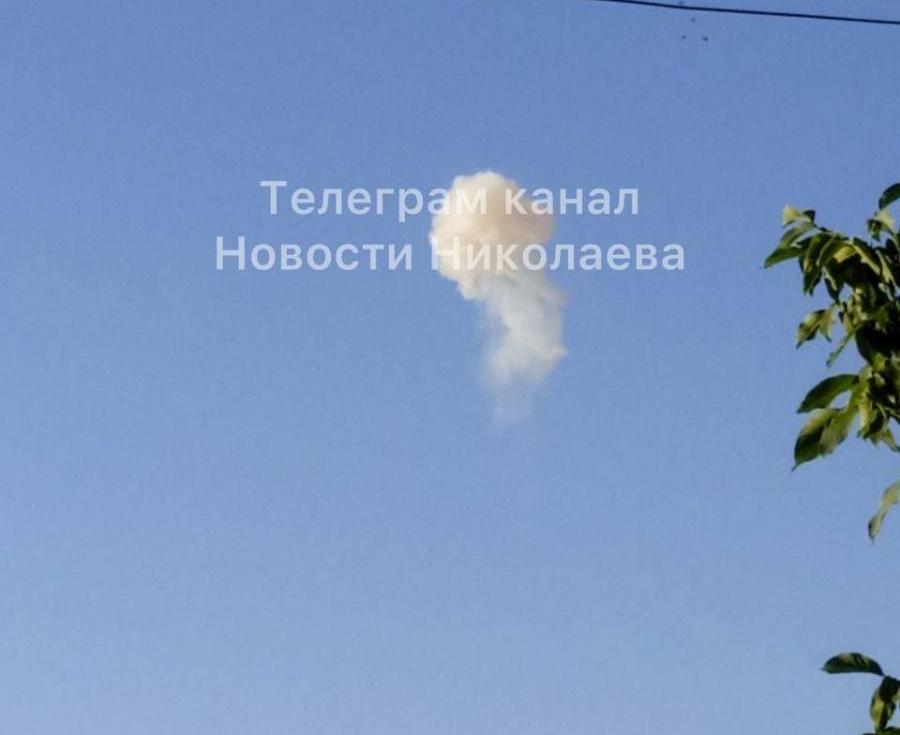 Мощные взрывы в Николаеве: после ударов ракет вспыхнул пожар, над городом - клубы черного дыма