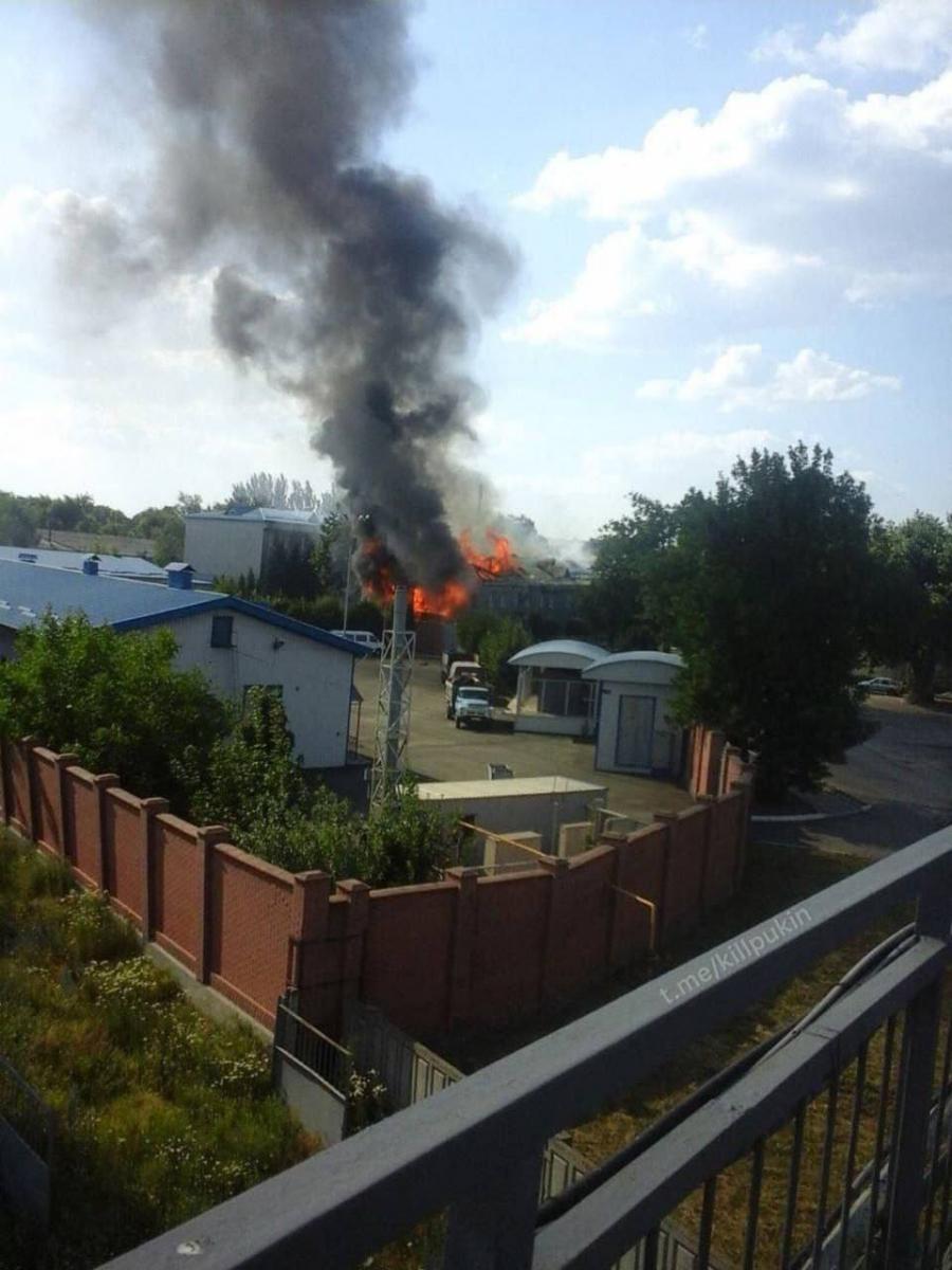 'Почему так шкварками воняет?': ВСУ подожгли казарму оккупантов в Ясиноватой