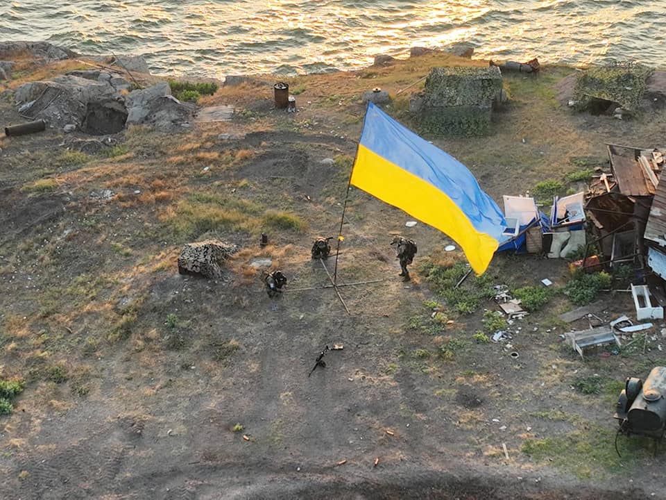 Флаг Украины над островом Змеиный