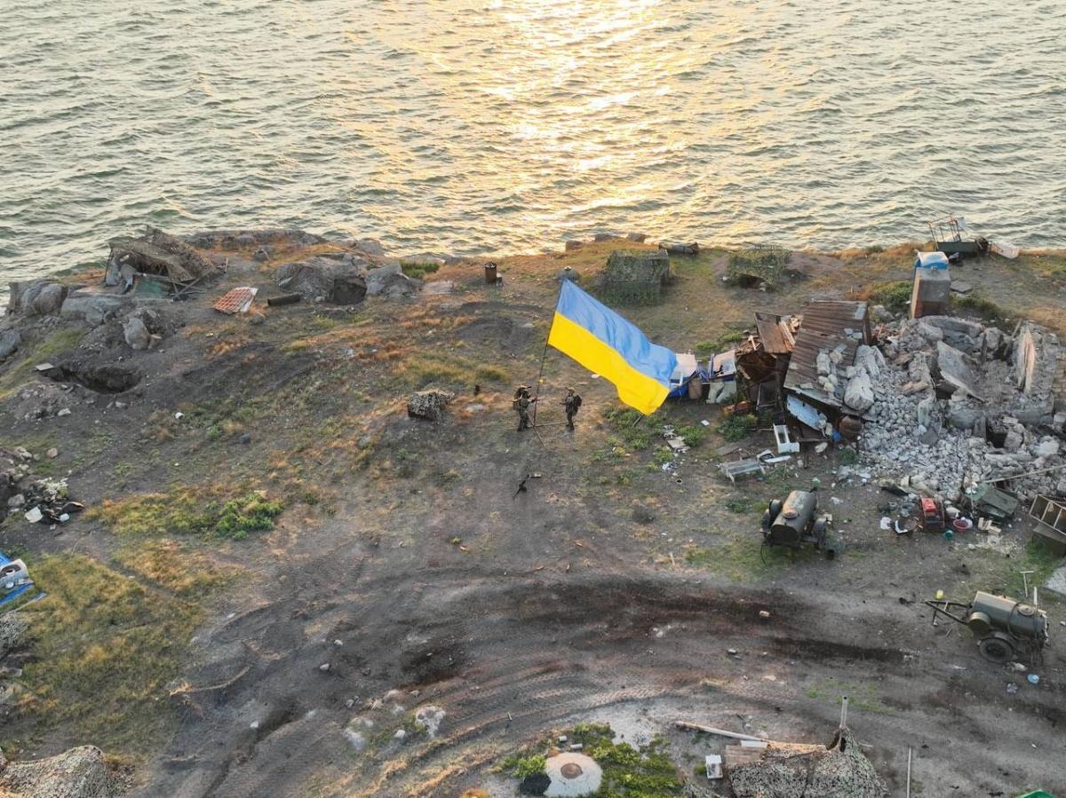 Прапор України над островом Зміїний