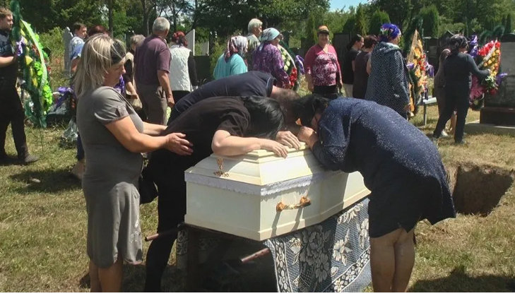 Біла труна та ведмедик: у Вінниці попрощалися з хлопчиком, якого вбила російська ракета