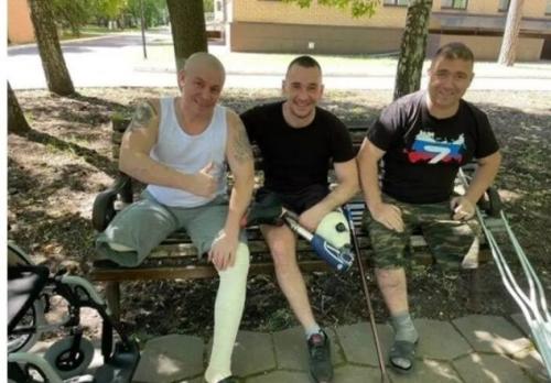 Троє елітних російських десантників повернулися додому без ніг після зустрічі з ЗСУ Троє елітних російських десантників повернулися додому без ніг після зустрічі з ЗСУ