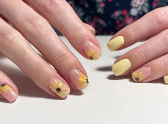 Манікюр для жінок за 50: 4 прості фокуси, щоб виглядати молодшою і радіти Манікюр для жінок за 50: 4 прості фокуси, щоб виглядати молодшою і радіти