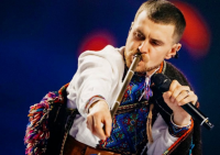 Винен Поплавський: сопілкар з Kalush Orchestra відповів на хейт через фото на тлі Кремля