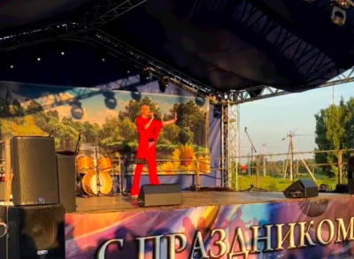 Жалкое зрелище: певица Волочкова опозорилась, выступая в российской деревне