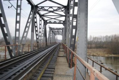 Перерезан канал переброски оружия РФ: под Мелитополем взорвали железнодорожный мост