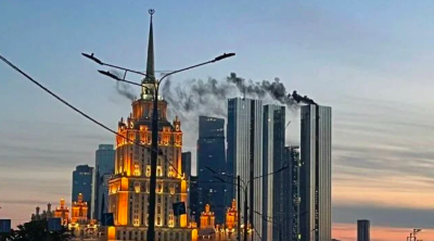 Все в черном дыму: в Москве полыхает одно из зданий Capital Towers