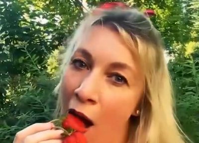 Як це розвидіти: прес-алкаше Захарова еротично спробувала поїсти полуниці, але у неї не вийшло