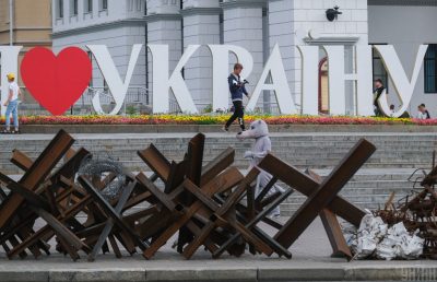 Протитанкові їжаки в центрі Києва 
