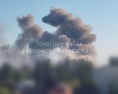 Взрывы в Николаеве 15 июля, над городом - клубы дыма 