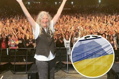 Прикладала до серця: легендарна рок-зірка зі США розгорнула прапор України на концерті