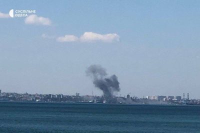 РФ ударила ракетами по порту в Одесі: там було зерно, яке чекало на відправлення