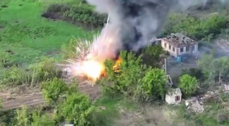 Яскраві спалахи і стовп диму: під Ізюмом ЗСУ підірвали російські склади з БК