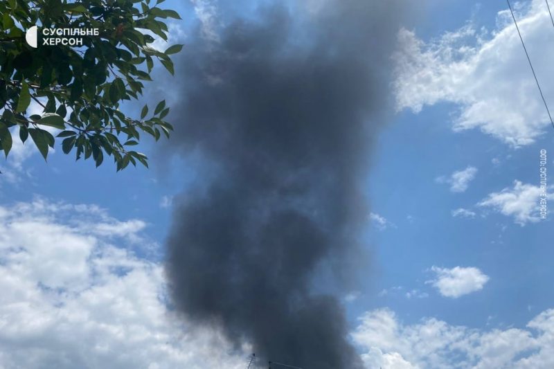 В Херсоне прогремели взрывы и вспыхнул масштабный пожар на складе пластмассы: подробности