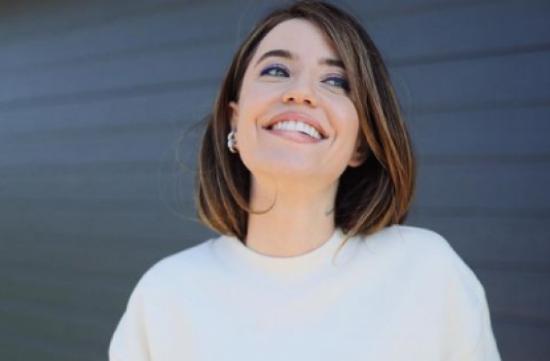 Надя Дорофеева в мужском костюме забыла надеть брюки