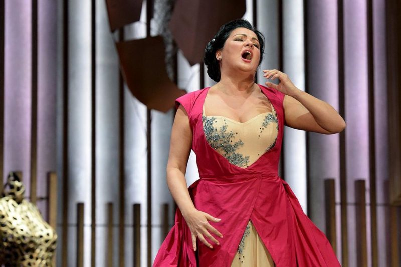 В Германии отменили концерт и "выдворили" путинскую певицу