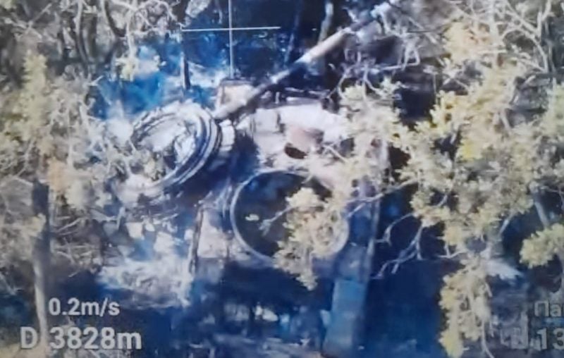 "Сносит башню": ВСУ под Изюмом сожгли бронетехнику РФ вместе с экипажем