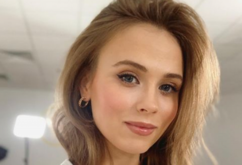 Звезда Сватов Анна Кошмал показала, как принимает солнечные ванны в коротком цветастом мини