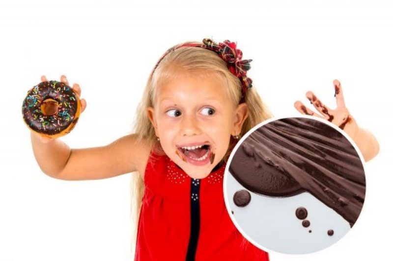 Переполох з солодощами: як вивести плями від шоколаду з одягу