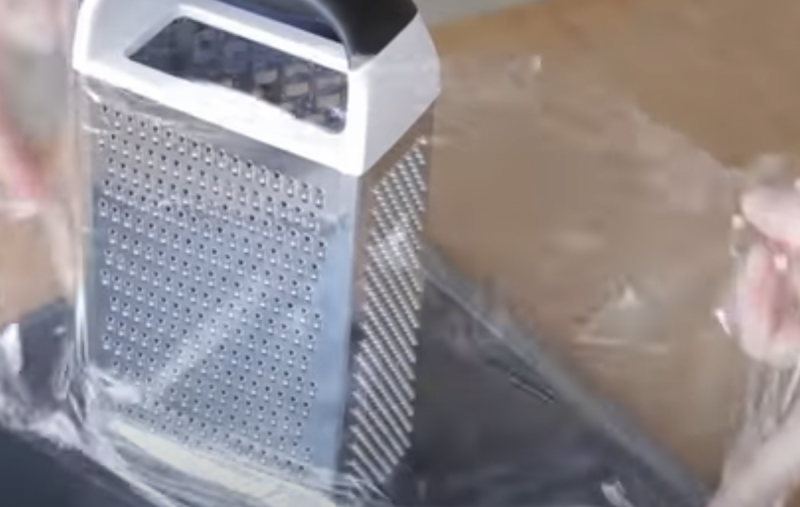 Изобретательные хозяйки оборачивают терку в целлофан: в чем хитрость