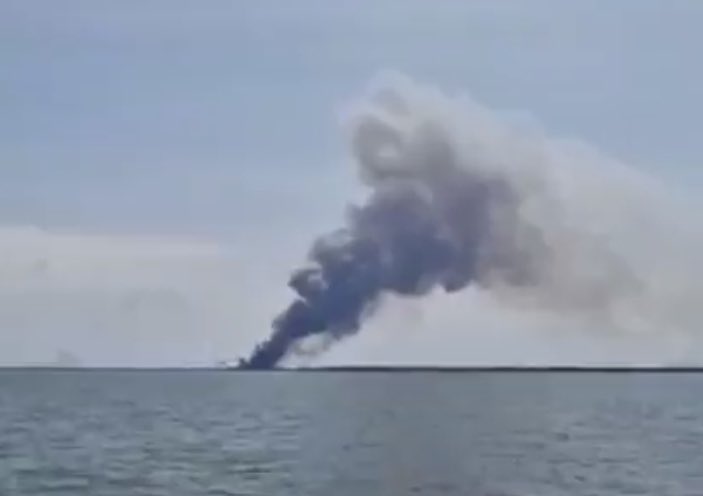 Корабель біля Севастополя в диму