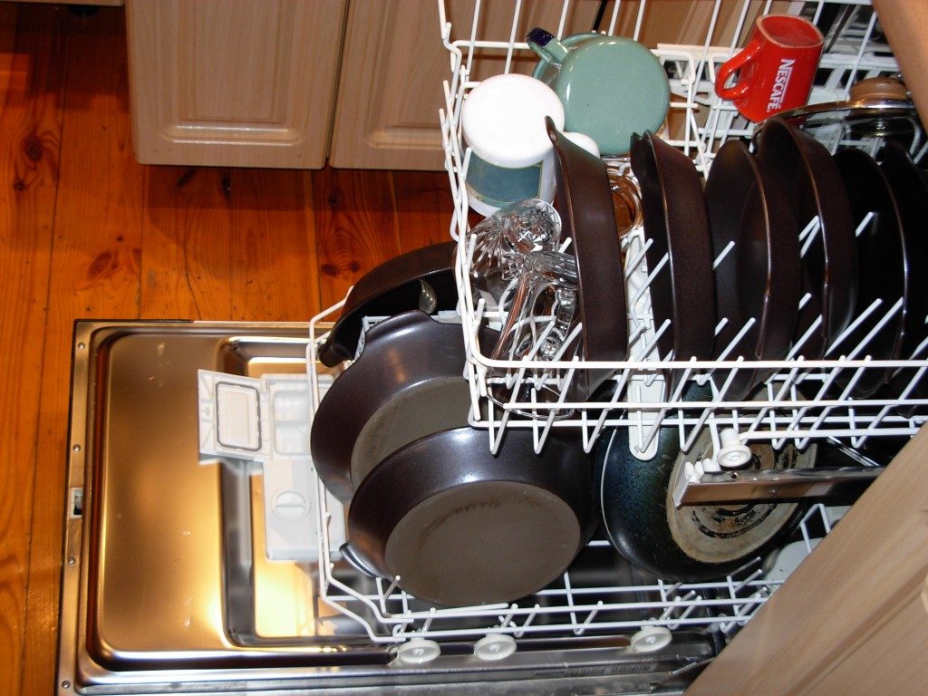 Как не испортить посуду: что категорически запрещено мыть в посудомойке - секреты хозяйкам