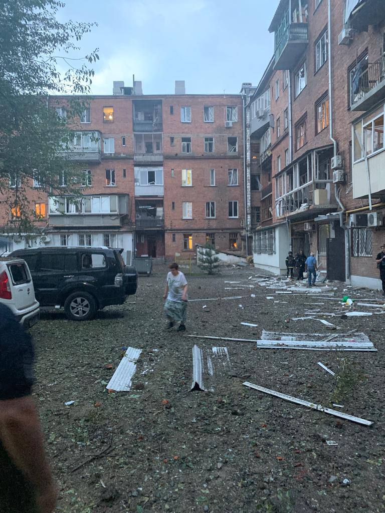 Ракета ударила во двор жилого дома в Харькове 