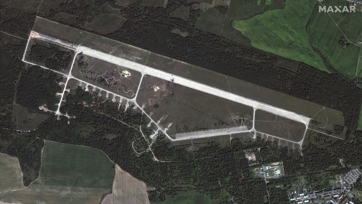 Згорілий літак на ЗПС: руйнування на військовому аеродромі в Білорусі показали з космосу