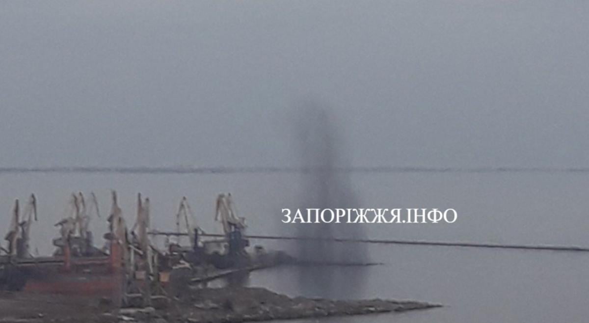 Стовп диму над портом: у захопленому РФ Бердянську прогримів потужний вибух