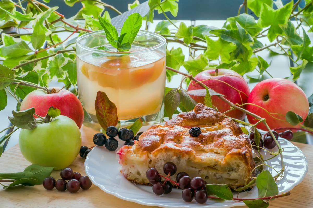 Домашняя вкуснотища: рецепт шарлотки с яблоками в мультиварке