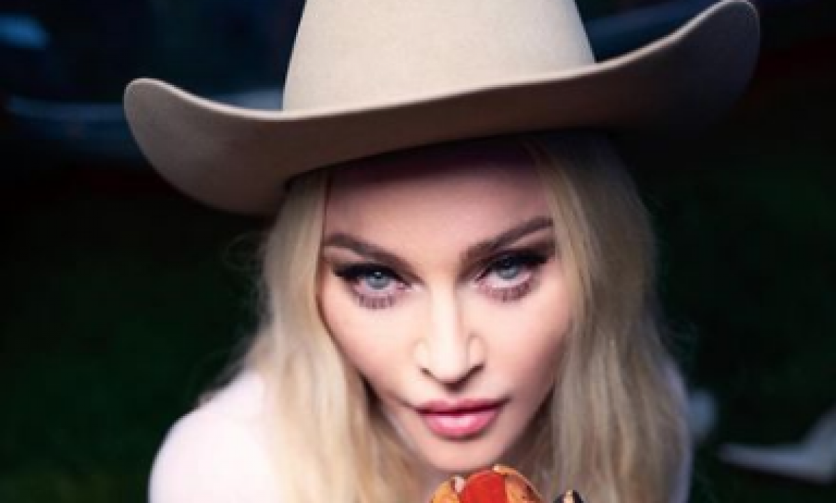 Певица Мадонна оргазмирует от похотливых рук фанов (ВИДЕО) | Порно на Приколе!