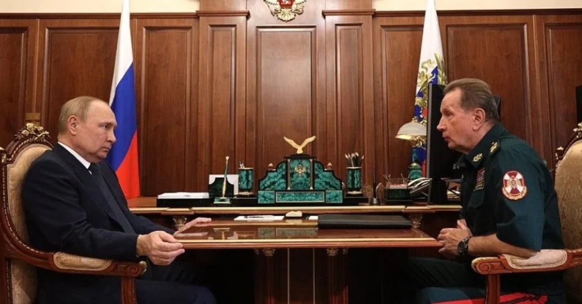 Путін хапається за стіл