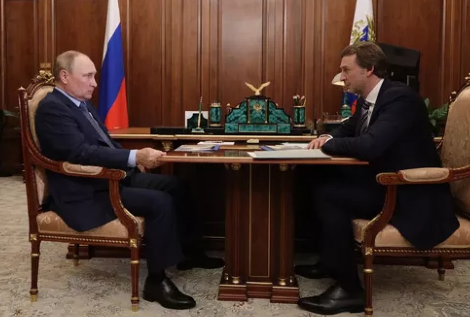 Путін хапається за стіл