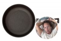 Вдарила сковорідкою і засунула в смітник: у Криму жінка побила чоловіка-фаната війни в Україні