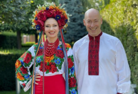 Дмитрий Гордон показал, как сияет в объятиях Алеси Бацман