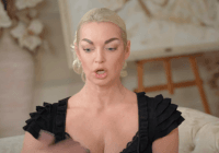 Волочкова обобрала пожилых россиян, люди требуют расплаты: взамен ноги хоть раздвиньте