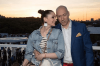 Жена Дмитрия Гордона показала себя в жарких объятиях супруга