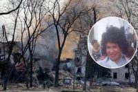 Надія Бабкіна на фото скривила мерзенну усмішку біля руїн драмтеатру в Маріуполі