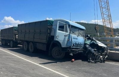 Не довезли краденое: в Крыму разбился грузовик с зерном из Украины