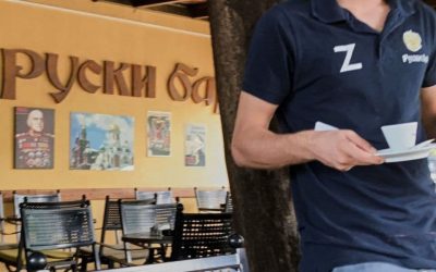 В Черногории в одном из кафе официанты носят форму с символом Z