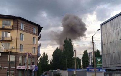Столб дыма, россияне в панике: в Новой Каховке прилеты по позициям россиян