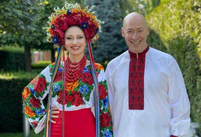 Дмитрий Гордон показал, как сияет в объятиях Алеси Бацман