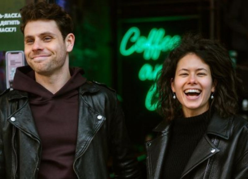 Артур Логай со смехом отхлестал жену по щекам