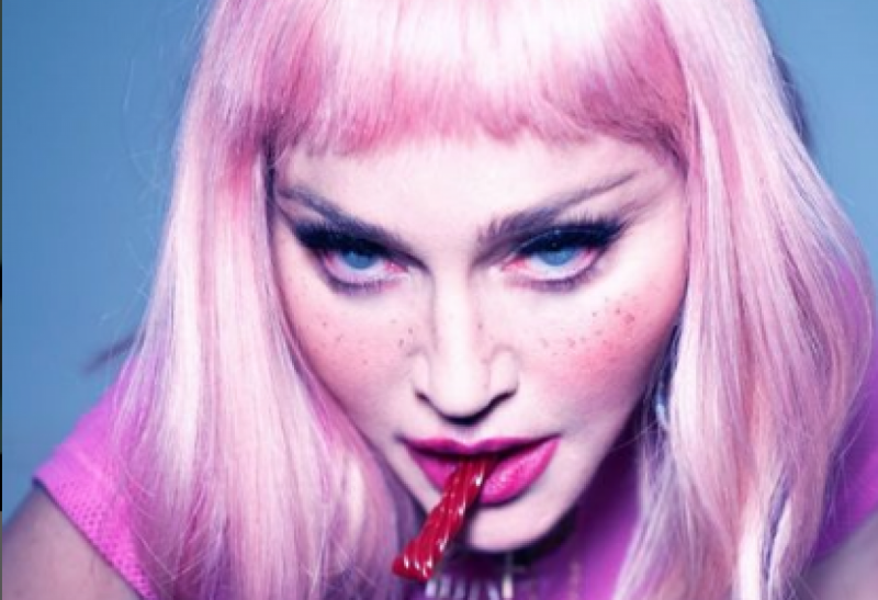 Затягнута в мережива Мадонна випрошувала подарунки, стоячи рачки