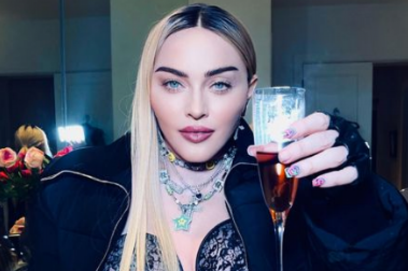 Лесбийские игры: 64-летняя Мадонна целовала своих гостей на ужине взасос